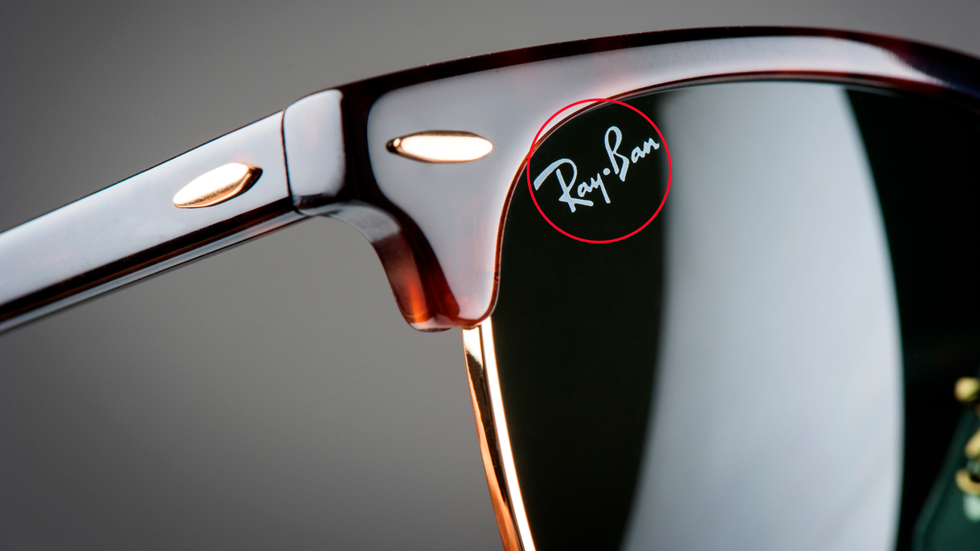 لوگوی ری بن روی شیشه ریبن