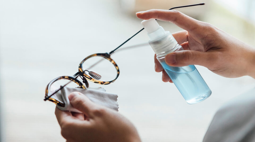 اسپری عینک چیست و چگونه بهترین آن را برای عینک خود انتخاب کنیم