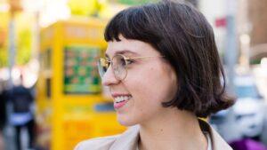 عینک طبی ریبن بهتر است یا پلیس؟ انتخاب فریم مناسب برای استفاده روزمره