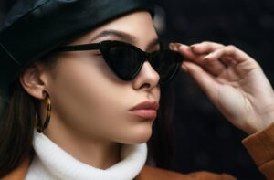 عینک مناسب صورت های کشیده زنانه | فریم هایی که تعادل به چهره شما می دهند