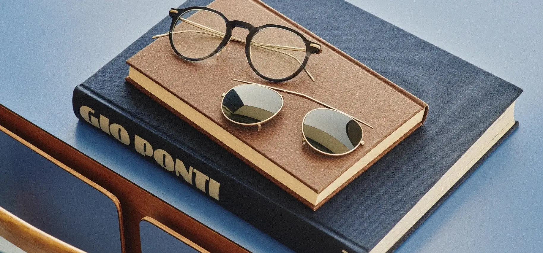 عینک پرسول یا الیور پیپلز؟ مقایسه دو برند لاکچری برای عینک باز های حرفه ای