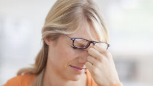 ۶ نشانه که می گوید وقت تعویض عینک نامناسب رسیده