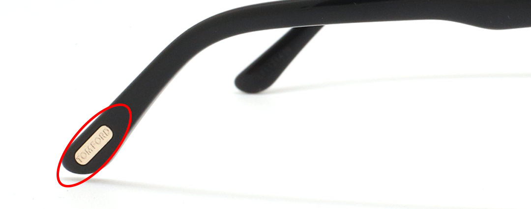 لوگوی عینک تام فورد روی دسته عینک