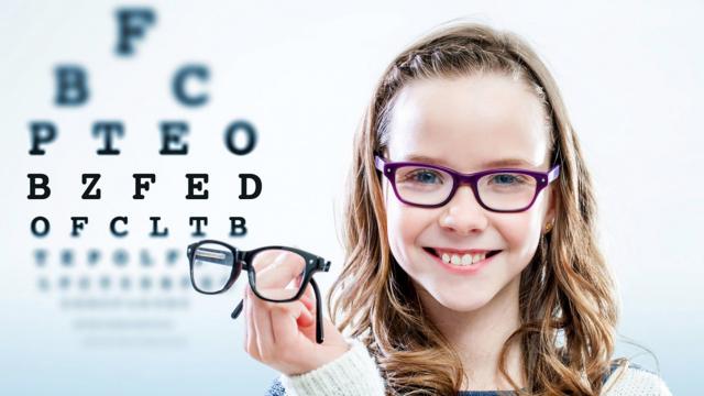 چگونه تشخیص دهیم کودکمان به عینک نیاز دارد