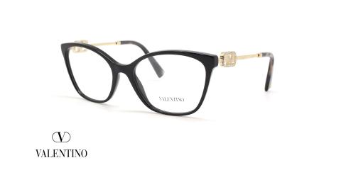 عینک طبی زنانه ولنتینو فریم کائوچویی گربه ای مشکی روی دسته V طلایی - عکس از زاویه سه رخ