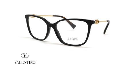 عینک طبی زنانه ولنتینو فریم کائوچویی گربه ای مشکی روی دسته V طلایی کار شده - عکس از زاویه سه رخ