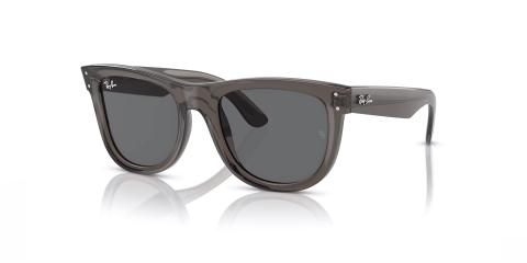 عینک آفتابی ری بن بن مدل Reverse فریم کائوچویی استات مربعی به رنگ خاکستری طوسی شفاف - عکس از زاویه سه رخ