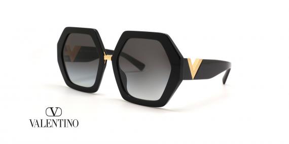 عینک آفتابی زنانه ولنتینو فریم کائوچویی چندضلعی مشکی،روی دسته ها V طلایی،عدسی دودی طیف دار - عکس از زاویه سه رخ