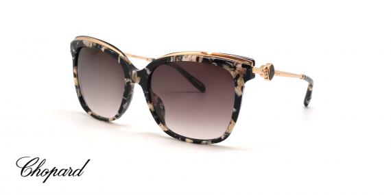 عینک آفتابی زنانه گربه ای شوپارد - فریم مشکی طرح سنگ مرمر با دسته های طلایی - عکس از زاویه سه رخ