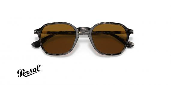 عینک آفتابی پرسول فریم کائوچویی چند ضلعی رنگ طوسی-مشکی هاوانا و عدسی قهوه ای - عکس از زاویه بسته