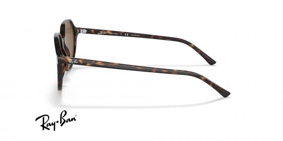 عینک آفتابی پلاریزه شده چندضلعی ری بن - رنگ فریم قهوه ای هاوانا و عدسی قهوه ای - عکس از زاویه کنار