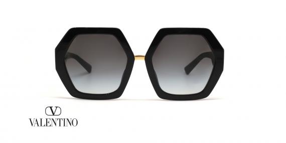 عینک آفتابی زنانه ولنتینو فریم کائوچویی چندضلعی مشکی،روی دسته ها V طلایی،عدسی دودی طیف دار - عکس از زاویه روبرو