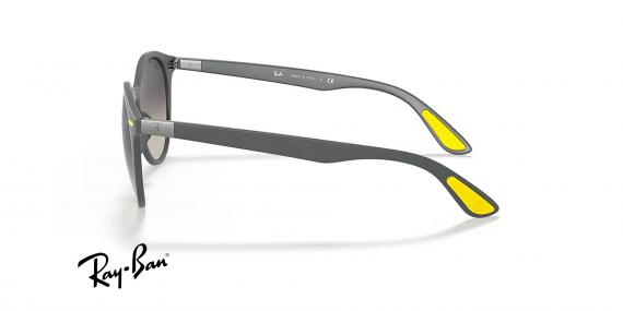 عینک آفتابی کائوچویی ری بن فریم گرد طوسی مدل فراری با لوگوی فراری روی شیشه و دسته، عدسی دودی - عکس از زاویه کنار