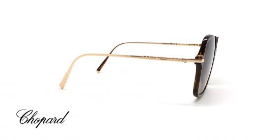 عینک آفتابی مربعی کائوچویی شوپارد - رنگ قهوه ای هاوانا با دسته های طلایی و عدسی بنفش طیف دار - عکس زاویه کنار