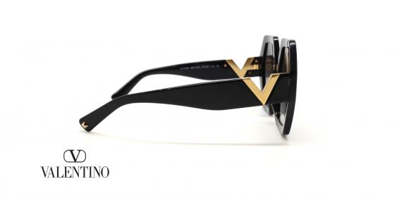 عینک آفتابی زنانه ولنتینو فریم کائوچویی چندضلعی مشکی،روی دسته ها V طلایی،عدسی دودی طیف دار - عکس از زاویه کنار
