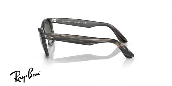 عینک آفتابی ری بن مدل ویفرر بیو استات فریم کائوچویی طوسی گرادیانترو عدسی خاکستری - عکس از زاویه کنار