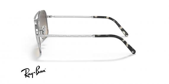 عینک آفتابی ری بن مدل کاروان طرح جدید فریم فلزی نقره ای براق و عدسی خاکستری قهوه ای طیف دار - عکس از زاویه کنار