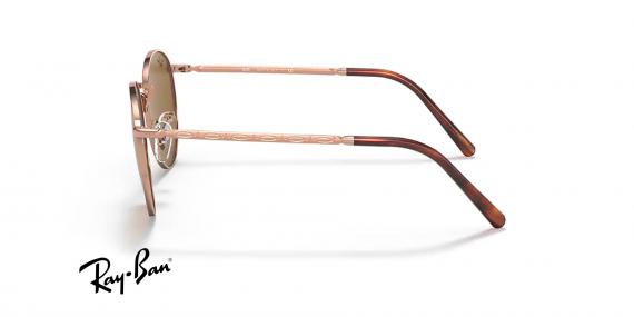عینک آفتابی ری بن مدل گرد طرح جدید فریم فلزی رزگلد و عدسی قهوه ای - عکس از زاویه کنار