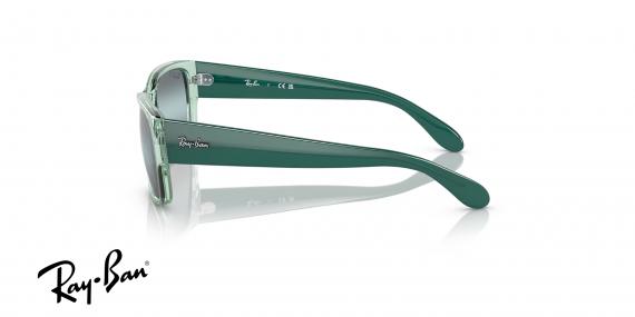 عینک آفتابی پلاریزه مستطیلی ری‌بن فریم کائوچویی سبز شفاف دسته ها سبز براق همراه عدسی آبی جیوه ای - عکس از زاویه کنار