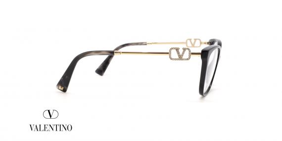 عینک طبی زنانه ولنتینو فریم کائوچویی گربه ای مشکی روی دسته V طلایی - عکس از زاویه کنار