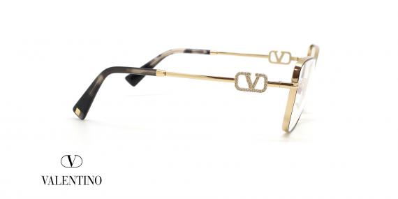 عینک طبی زنانه ولنتینو فریم فلزی گربه ای رنگ طلایی-مشکی و روی دسته ها V طلایی نگین کاری شده - عکس از زاویه کنار