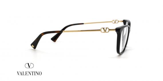 عینک طبی زنانه ولنتینو فریم کائوچویی گربه ای مشکی روی دسته V طلایی کار شده - عکس از زاویه کنار