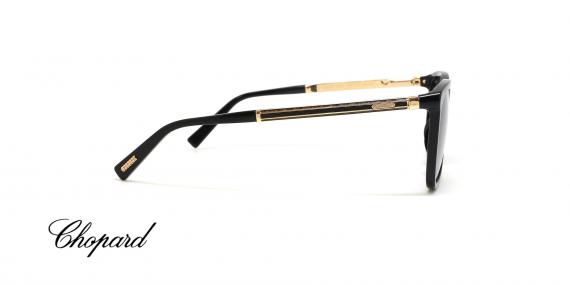 عینک آفتابی مربعی کائوچویی شوپارد - فریم مشکی با بخشی از دسته طلایی  و عدسی دودی - عکس از زاویه کنار