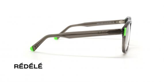 عینک طبی Rédélé فریم کائوچویی شیشه ای طوسی رنگ با خط نازک سبز فسفری روی دسته ها حدقه بیضی رنگ - عکس از زاویه کنار