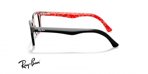 عینک طبی ری بن فریم کائوچویی مستطیلی مشکی داخل دسته ها قرمز با نوشته های لوگوی ری بن - عکس از زاویه کنار