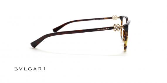 عینک طبی بولگاری فریم کائوچویی مربعی رنگ قهوه ای هاوانا روی دسته ها نگین کاری شده - عکس از زاویه کنار