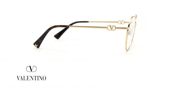 عینک طبی زنانه ولنتینو فریم فلزی چندضلعی و گرد رنگ طلایی - عکس از زاویه کنار