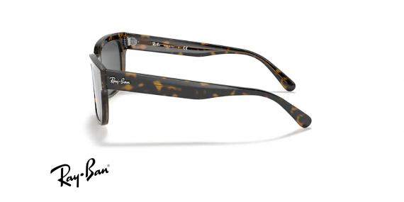 عینک آفتابی ری بن مدل جفری فریم کائوچویی مستطیل قهوه ای هاوانا براق عدسی خاکستری - عکس از زاویه کنار
