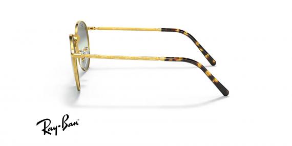 عینک آفتابی ری بن مدل گرد طرح جدید فریم فلزی طلایی براق و عدسی نقره ای آبی جیوه ای پلاریزه - عکس از زاویه کنار