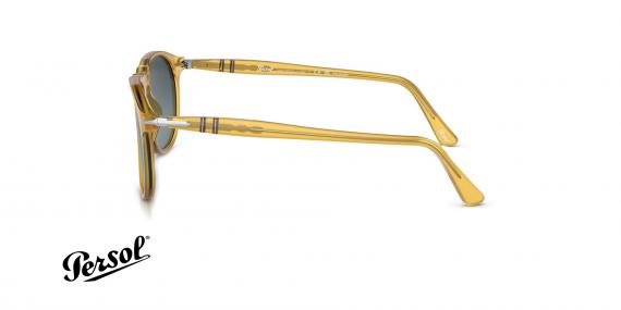 عینک آفتابی پرسول فریم کائوچویی خلبانی زرد و عدسی دودی پلاریزه - عکس از زاویه کنار