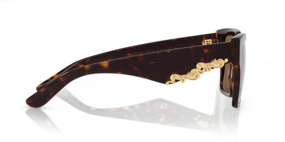 عینک آفتابی دولچه و گابانا فریم کائوچویی مربعی بزرگ رنگ قهوه ای هاوانا با دسته های پهن با طرح طلایی به همراه عدسی قهوه ای - عکس از طراحی طلایی دسته