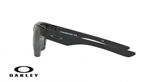 عینک آفتابی اوکلی بیس دار بدنه مشکی عدسی دودی جیوه ای - ویژه فروش آنلاین - زاویه کنار