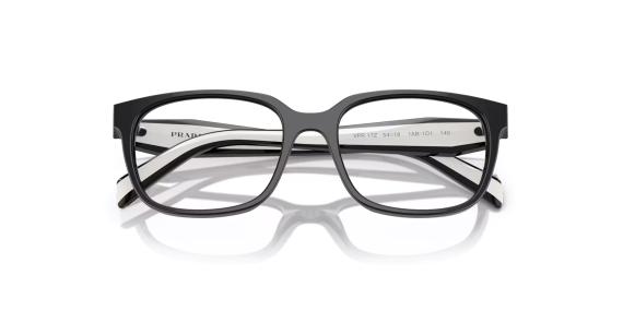 عینک طبی پرادا فریم کائوچویی مربعی از روبرو مشکی به همراه دسته های سفید مشکی با لوگوی PRADA - عکس از زاویه بستخ عینک