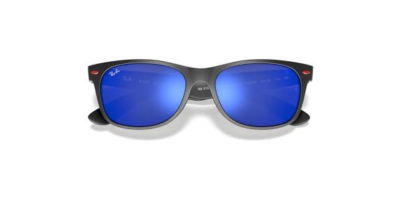 عینک ویفرر فراری ری بن فریم کائوچویی مشکی مات به همراه عدسی آیینه ای آبی و از داخل قهوه ای - عکس از زاویه بسته عینک