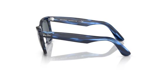 عینک آفتابی ویفرر ری بن فریم کائوچویی استات مربعی به رنگ آبی تیره و روشن براق به همراه عدسی آبی خاکستری - عکس از زاویه کنار