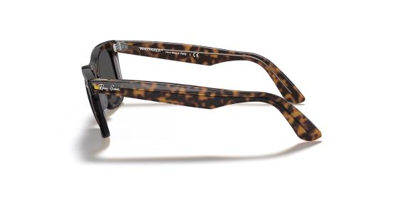 عینک آفتابی ویفرر ری بن فریم کائوچویی قهوه ای هاوانا و عدسی دودی - عکس از زاویه کنار