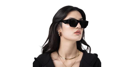 عینک آفتابی کائوچویی پرادا با بدنه مشکی و عدسی خاکستری تیره - عکس با مدل