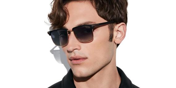 عینک آفتابی کلاب مستر تام فورد - بدنه مشکی عدسی پولاریزه - عکس با مدل