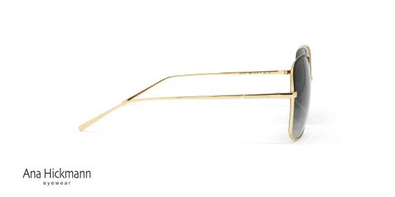 عینک آفتابی مربعی شکل آنا هیکمن - بدنه طلایی عدسی های آبی طیف دار - عکاسی وحدت زاویه کنار