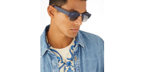عینک آفتابی مگا کلاب مستر ری بن فریم کائوچویی فلزی سورمه نقره ای براق به همراه عدسی پلاریزه آبی خاکستری طیف دار - عکس مدل با عینک