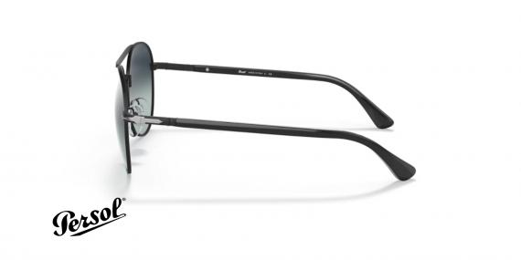 عینک آفتابی پرسول مدل خلبانی دو پل فریم مشکی، عدسی دودی طیف دار- عکس از زاویه کنار
