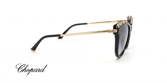 عینک آفتابی زنانه گربه ای شوپارد کائوچویی مشکی ابرویی طلایی نگین دار، عدسی دودی طیف دار - عکس از زاویه کنار