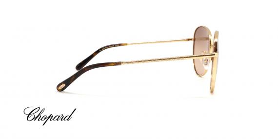 عینک آفتابی فلزی مدل خلبانی شوپارد - طلایی با دسته های تراش خورده و نگین دار، عدسی قهوه ای جیوه ای - عکس از زاویه کنار