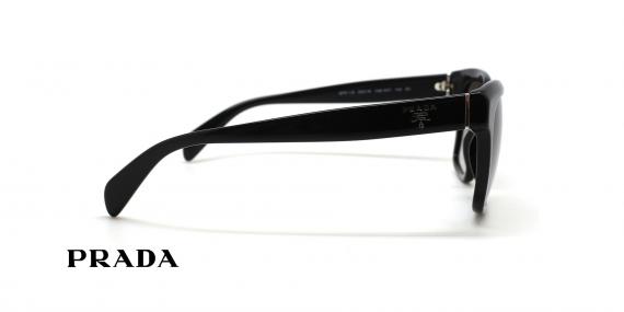 عینک آفتابی کائوچویی پرادا فریم مشکی عدسی دودی طیف دار- عکس از زاویه کنار