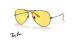 عینک آفتابی فتوکرومیک خلبانی ری بن - فریم مشکی و بخش انتهای دسته ها عسلی رنگ با عدسی زرد - عکس از زاویه سه رخ