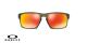 عینک آفتابی اوکلی - با عدسی های پریزم از داخل نارنجی از بیرون جیوه ای بدنه خاکستری - ویژه فروش آنلاین - زاویه رو به رو